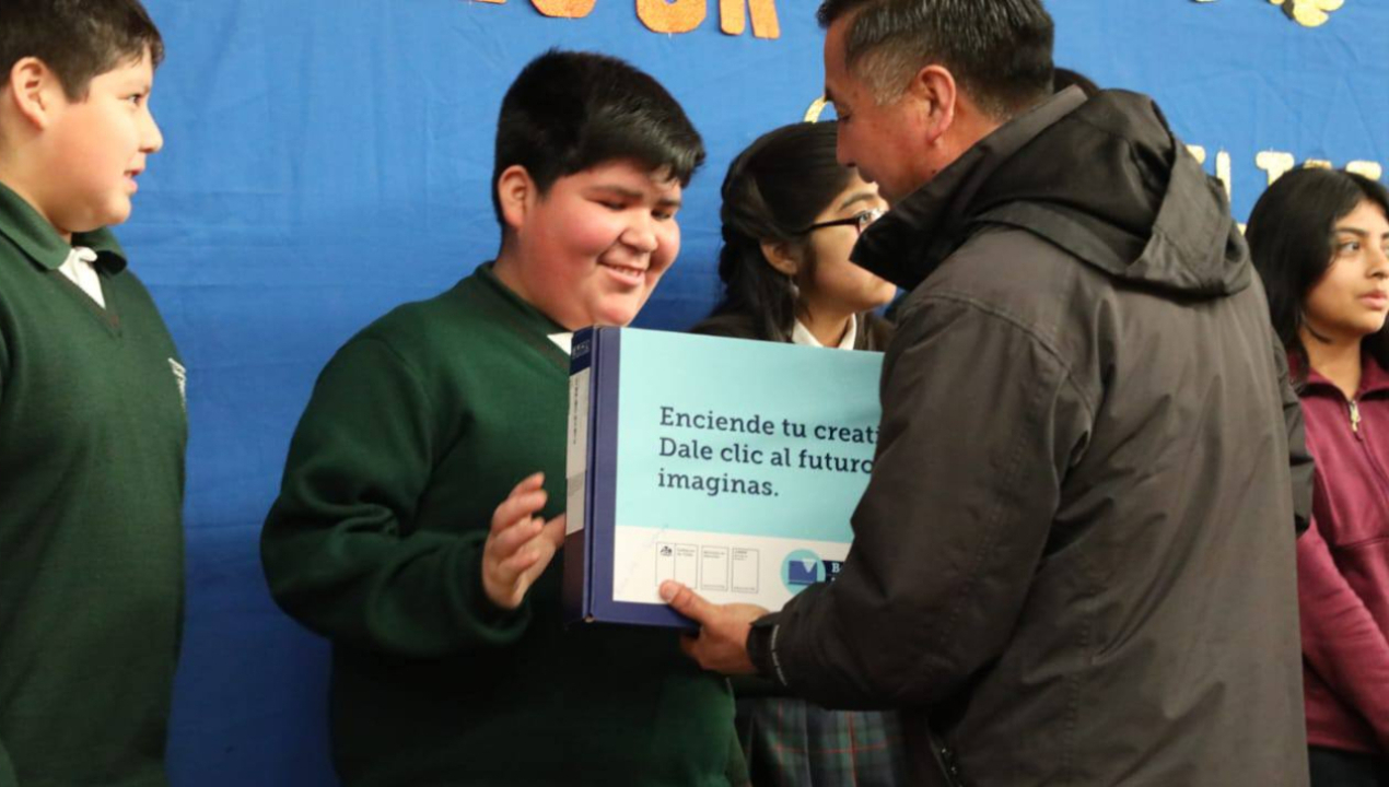 /estudiantes-de-septimo-basico-reciben-computadores-del-programa-becas-tic