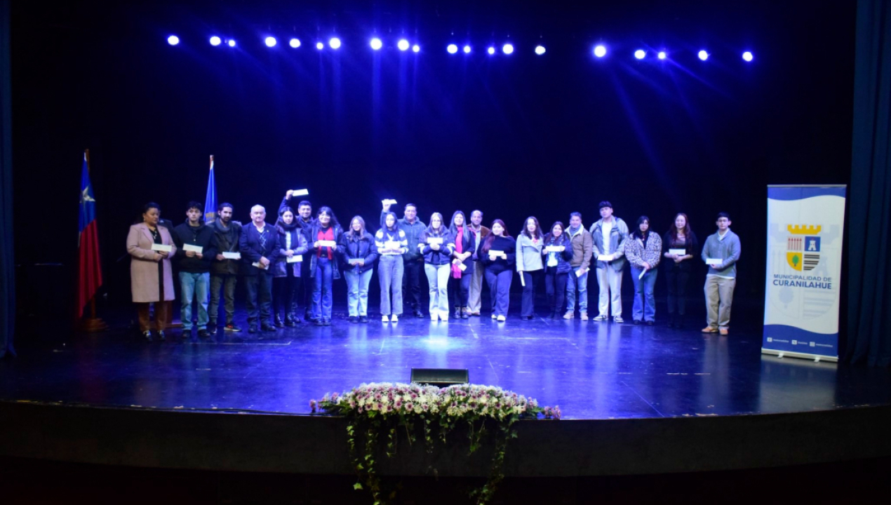 /curanilahue-realizo-ceremonia-de-entrega-de-becas-municipales-2024-en-el