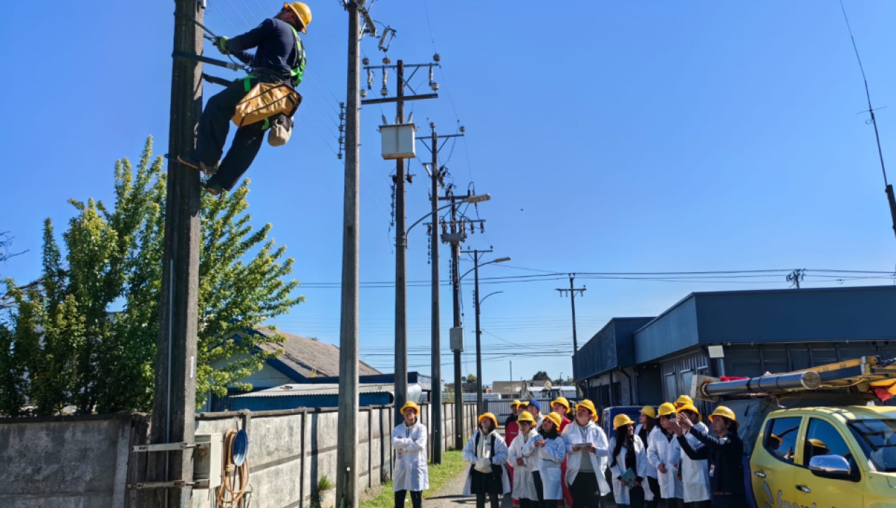 /estudiantes-de-liceo-de-lebu-visitan-instalaciones-de-frontel-en-arauco