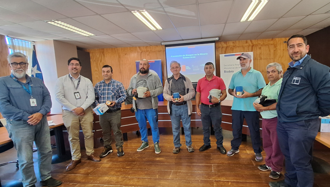 /mineros-de-curanilahue-reciben-implementos-de-seguridad