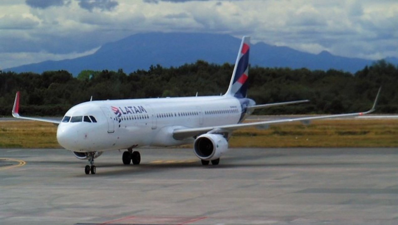 /local/emergencia-aerea-en-puerto-montt-avion-de-latam-retorna-al-tepual-tras