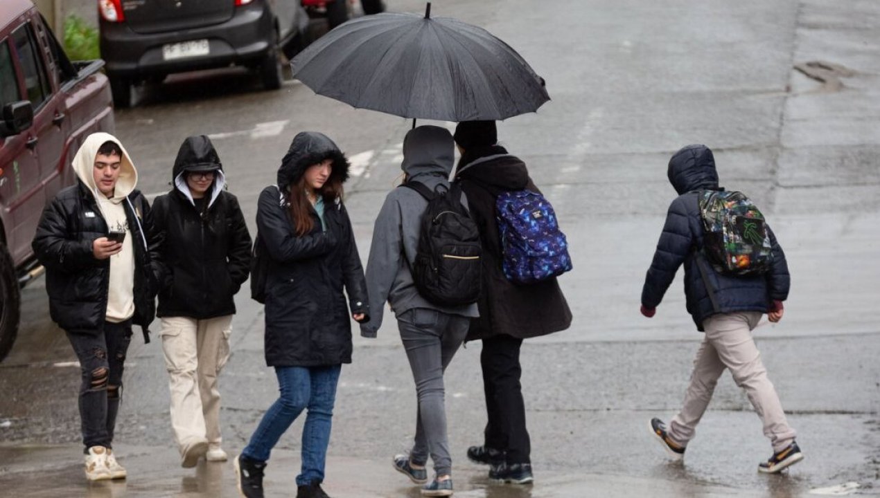 /regionales/region-de-los-lagos/mantienen-clases-suspendidas-en-hualaihue-por-sistema-frontal-en-region-de