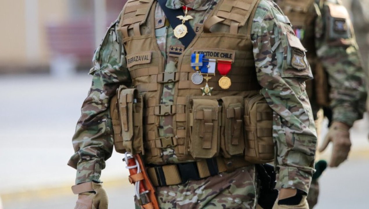 /actualidad/militar-es-atacado-por-grupo-de-migrantes-y-usa-escopeta-antidisturbios