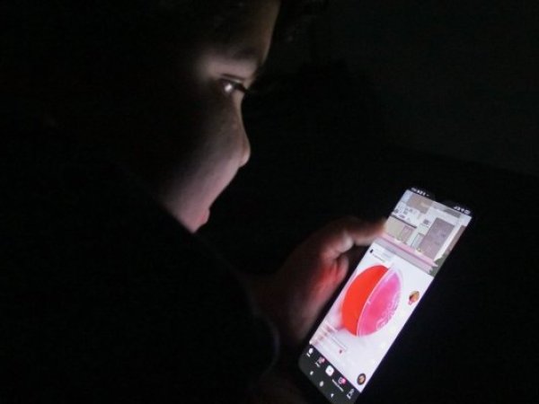 Francia prohíbe uso de las redes sociales a menores de 15 años