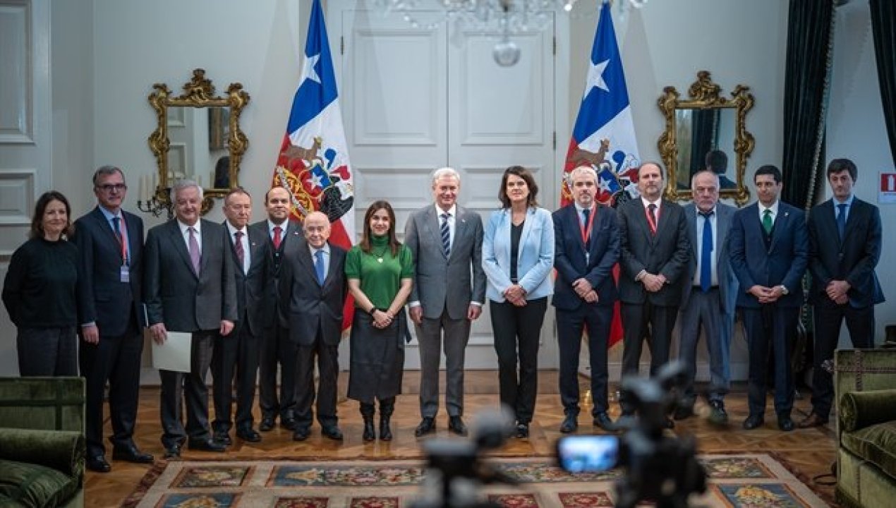 /actualidad/politica/con-presencia-de-exministros-presidente-presenta-comision-que-busca