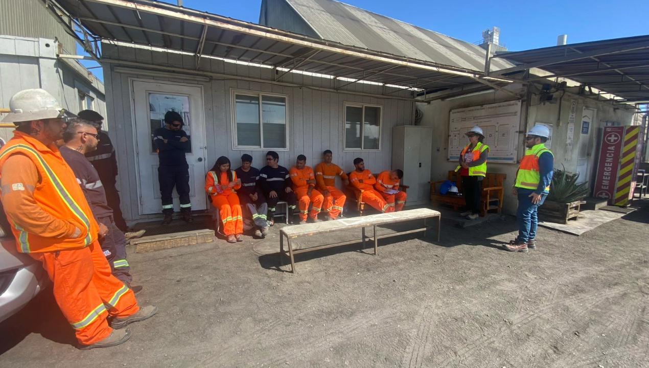 /academicos-de-la-universidad-de-antofagasta-realizan-charla-de-seguridad-en